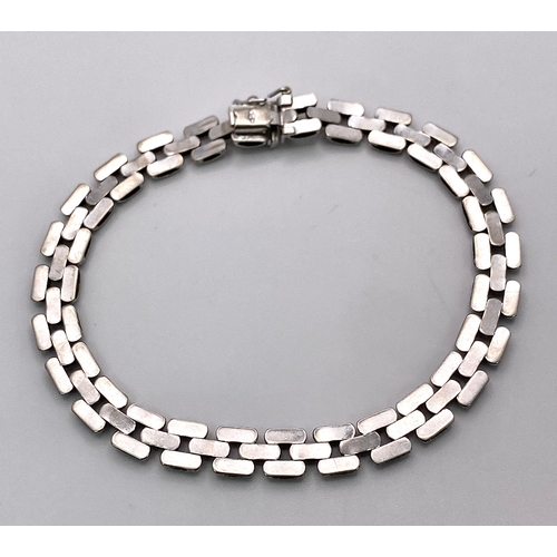 384 - A 9K white gold linked bracelet, 9.8g, 19.5cm long

ref: SH1320I