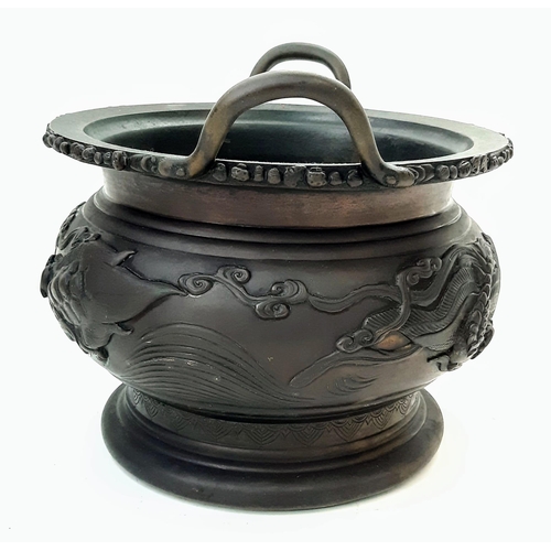 1553 - A superb, SIGNED, Antique Twin-Handled Chinese Bronze Censor.
Large in proportions and fine in quali... 