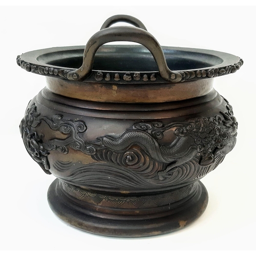 1553 - A superb, SIGNED, Antique Twin-Handled Chinese Bronze Censor.
Large in proportions and fine in quali... 