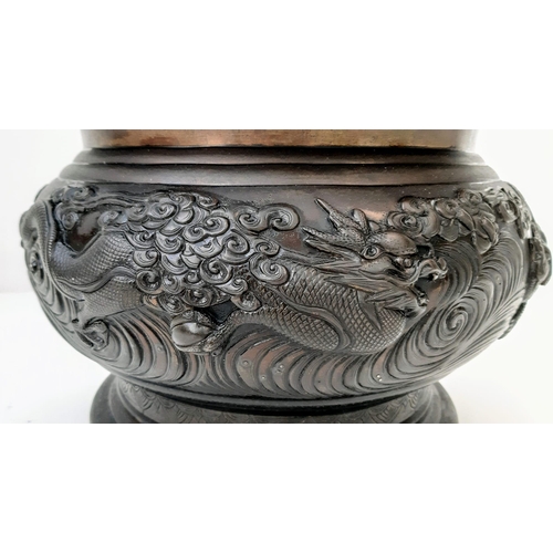 1553 - A superb, SIGNED, Antique Twin-Handled Chinese Bronze Censor.
Large in proportions and fine in quali... 