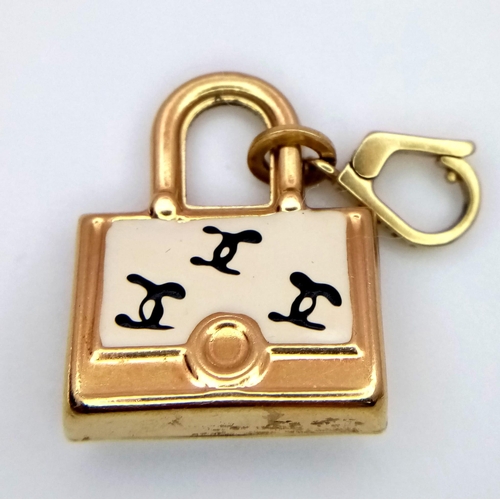 146 - A 18K YELLOW GOLD ENAMELLED LOTO HANDBAG CHARM 3.4G  32mm x 18mm

ref: SC 1092