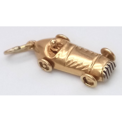 475 - A 18K YELLOW GOLD OLD VINTAGE GRAND PRIX RACING CAR CHARM, WITH THE MOVING  WHEALS 1.7G  27mm x 9mm
... 