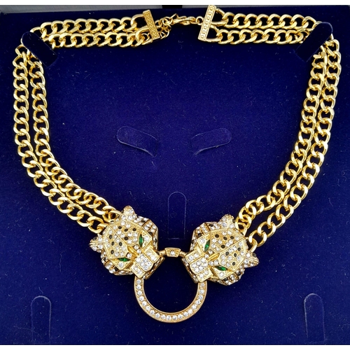 318 - An impressive necklace with two panther heads in the style of French designers. In a quality present... 