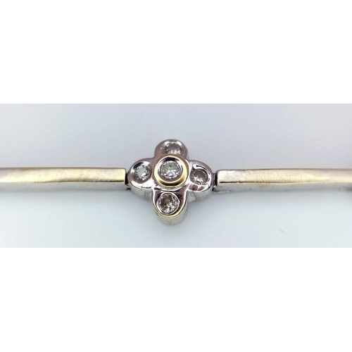 20 - A 14K WHITE GOLD DIAMOND SET IN THE FLORAL DESIGN BRACELET 0.60CT 10.3G 16.5cm length

ref: SC 1075