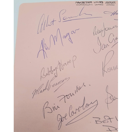 423 - A LARGE ALBUM PAGE CONTAINING 12 AUTOGRAPHS OF THE MANCHESTER UNITED TEAM 1958/59 SEASON , INCLUDING... 