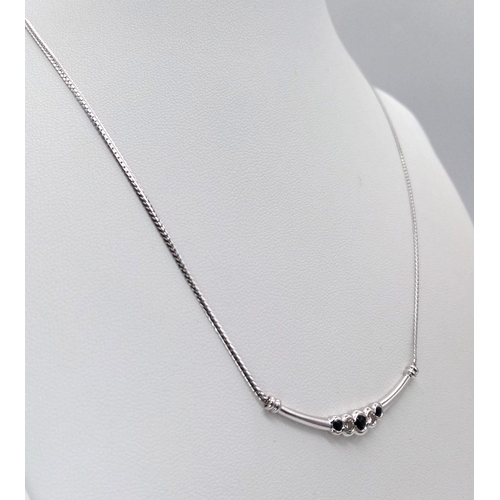 314 - A 9K WHITE GOLD DIAMOND & SAPPHIRE PENDANT ON CHAIN NECKLACE 4G  43.7cm 

ref: SC 1046