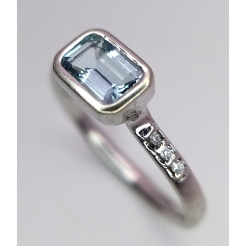 335 - A 9K WHITE GOLD DIAMOND & AQUAMARINE RING 2G SIZE M 1/2 APPROX 0.60CT AQUAMRINE EMERALD CUT

ref: SC... 