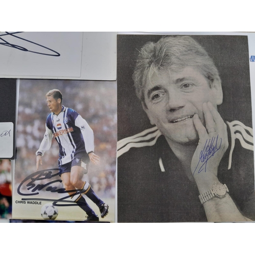 437 - AN INTERESTING COLLECTION OF 20 SIGNED FOOTBALL  ITEMS FROM 1950'S ONWARDS INCLUDING KEVIN KEEGAN , ... 