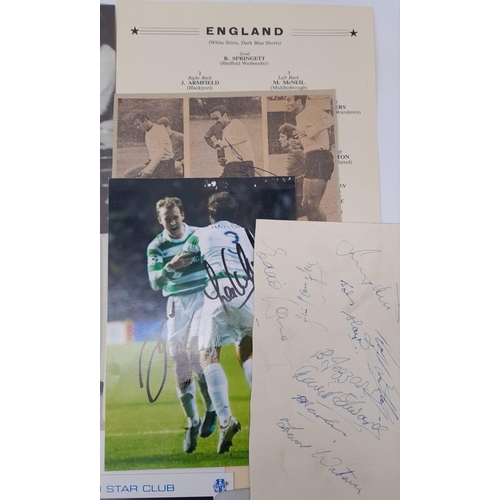 437 - AN INTERESTING COLLECTION OF 20 SIGNED FOOTBALL  ITEMS FROM 1950'S ONWARDS INCLUDING KEVIN KEEGAN , ... 