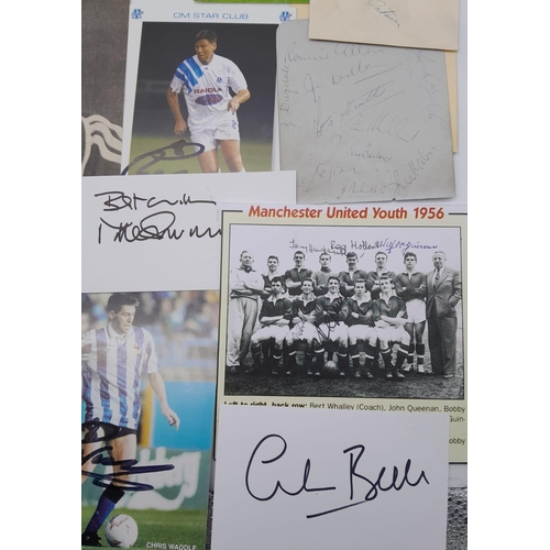 437 - AN INTERESTING COLLECTION OF 20 SIGNED FOOTBALL  ITEMS FROM 1950'S ONWARDS INCLUDING KEVIN KEEGAN , ... 