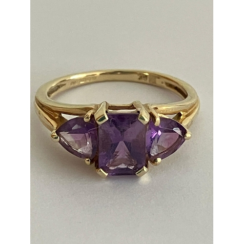 35 - 9 carat YELLOW GOLD RING set with AMETHYST GEMSTONES. Mounted in trilogy style, Consisting an (0.75 ... 