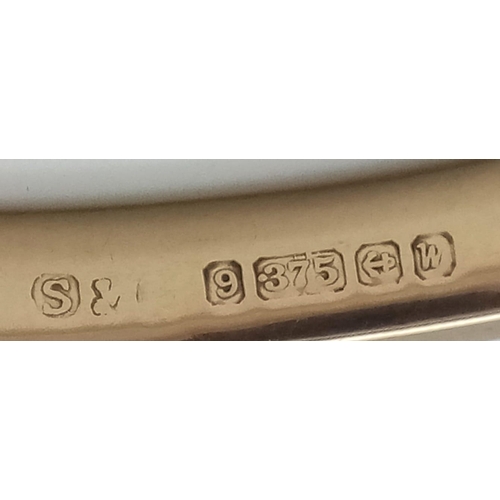 396 - A 9 K yellow gold bangle with an ornamental engraving on the top side. Clasp in good working order. ... 