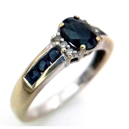 100 - A 9 K white gold on yellow gold ring with dark blue sapphires. Ring size: M1/2, weight: 2.4 g.