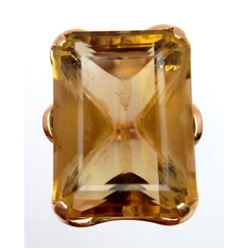 121 - A ring with the WOW factor, 9 K yellow gold with a massive emerald cut citrine (17 x 12 x 6  mm), ri... 