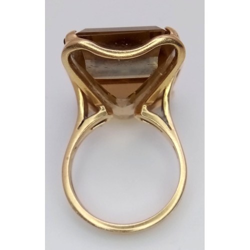 121 - A ring with the WOW factor, 9 K yellow gold with a massive emerald cut citrine (17 x 12 x 6  mm), ri... 