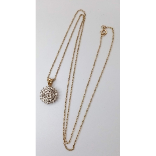 239 - An elegant 9 K yellow gold chain necklace with a diamond cluster pendant. Total weight: 2.2 g