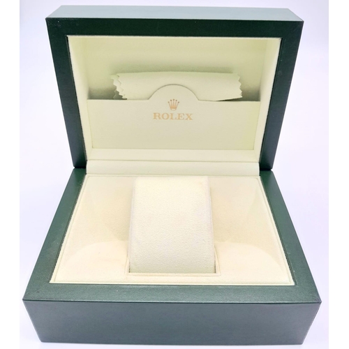 425 - A Rolex Single Watch Box. Exterior green ruffled finish. Soft beige interior. Lightly used but in ex... 