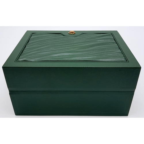 425 - A Rolex Single Watch Box. Exterior green ruffled finish. Soft beige interior. Lightly used but in ex... 