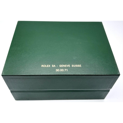 425 - A Rolex Single Watch Box. Exterior green ruffled finish. Soft beige interior. Lightly used but in ex... 