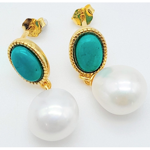 1559 - Yellow Gold Gilded, Sterling Silver Turquoise & Pearl Earrings.
Measures 2cm in length.
Weight: 3.43... 