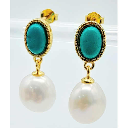 1559 - Yellow Gold Gilded, Sterling Silver Turquoise & Pearl Earrings.
Measures 2cm in length.
Weight: 3.43... 