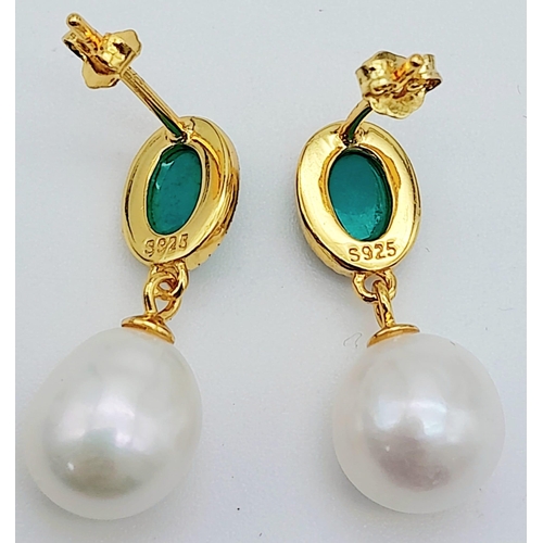 1559 - Yellow Gold Gilded, Sterling Silver Turquoise & Pearl Earrings.
Measures 2cm in length.
Weight: 3.43... 