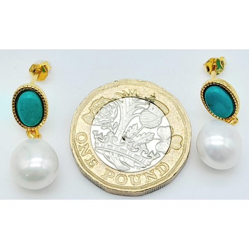 1559 - Yellow Gold Gilded, Sterling Silver Turquoise & Pearl Earrings.
Measures 2cm in length.
Weight: 3.43... 