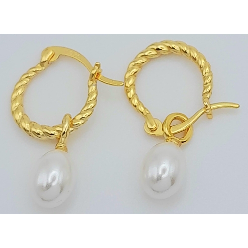 1564 - Pair of Yellow Gold Gilded, Sterling Silver Hooped Pearl Earrings.
Measures 1cm in length.
Weight: 1... 