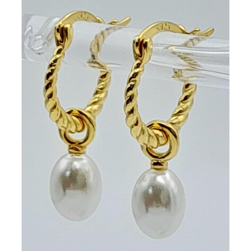 1564 - Pair of Yellow Gold Gilded, Sterling Silver Hooped Pearl Earrings.
Measures 1cm in length.
Weight: 1... 