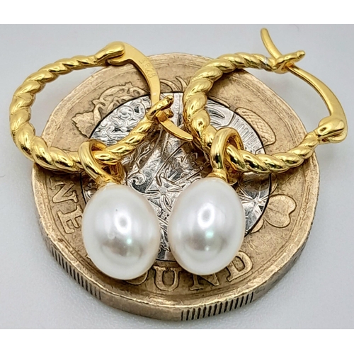 1564 - Pair of Yellow Gold Gilded, Sterling Silver Hooped Pearl Earrings.
Measures 1cm in length.
Weight: 1... 