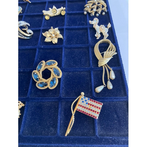 294 - Selection of VINTAGE BROOCHES in Gold Tone. To include some fabulous jewelled pieces.af.