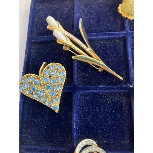 294 - Selection of VINTAGE BROOCHES in Gold Tone. To include some fabulous jewelled pieces.af.