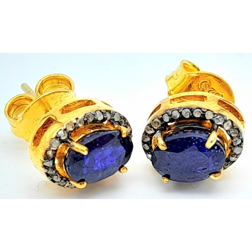 1072 - A Pair of Blue Sapphire and Diamond Gemstone Stud Earrings in gilded 925 Silver. Sapphire - 3ctw and... 