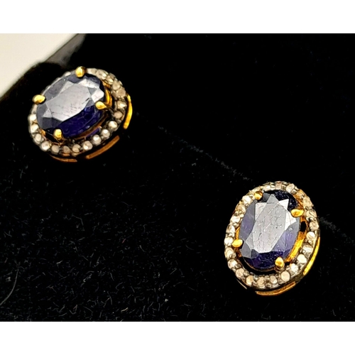 1072 - A Pair of Blue Sapphire and Diamond Gemstone Stud Earrings in gilded 925 Silver. Sapphire - 3ctw and... 