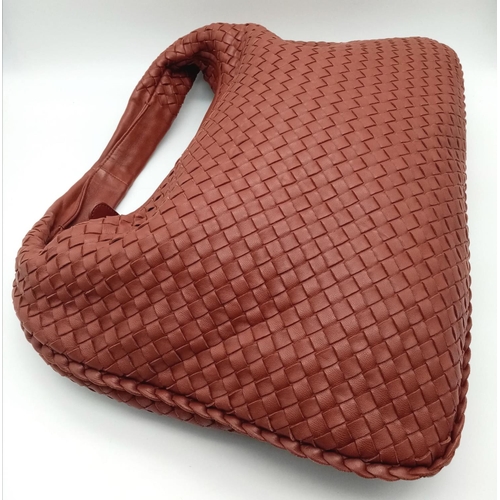 241 - A large Bottega Veneta Hobo bag in brown nappa leather, top zip closure, Size approx. 47x29x8cm.    ... 