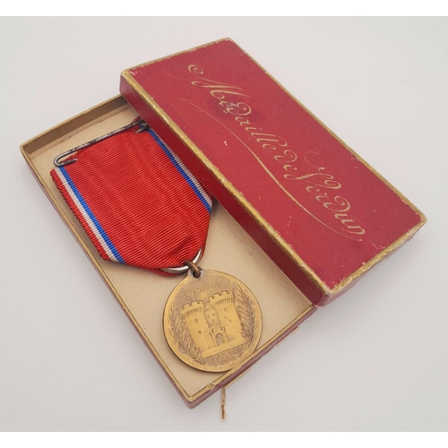 982 - WW1 Original French Verdun Bronze Medal 1916 signed by Vernier in original box.