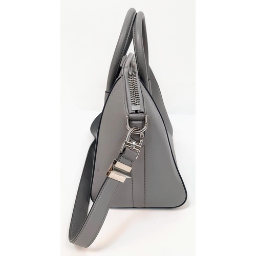 213 - A Givenchy Antigona Grey Hand/Shoulder Bag. Textured grey leather exterior. Detachable shoulder stra... 