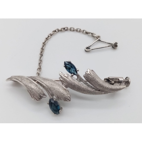 1343 - A Vintage Sterling Silver Blue Stone Set Leaf Design, Stipple Finish, Bar Brooch. 4.5cm Length. 4.15... 