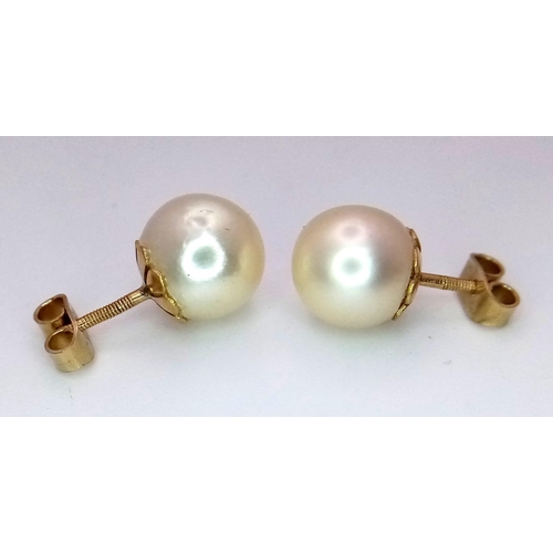 1231 - Two Pairs of 9K Gold Stud Earrings - Pearl and Ball. 2.85g total weight.