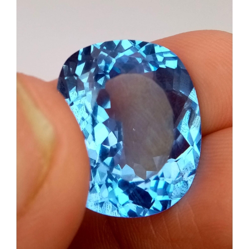 492 - A Stunning 28ct Rectangular Cut Ice-Blue Aquamarine. Well faceted, with no visible marks or inclusio... 