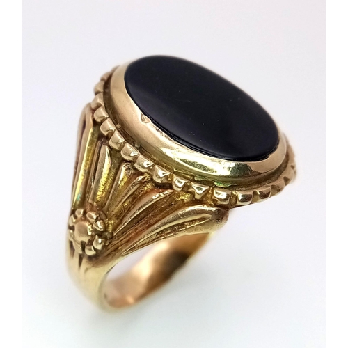 70 - A GENTS 9K GOLD REGAL LOOKING SIGNET RING WITH BLACK ONYX CENTRE STONE AND ORNATE SHOULDER WORK.    ... 