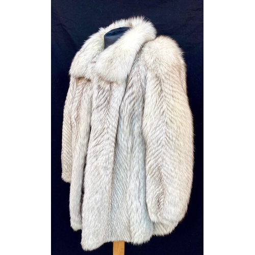 319 - A Vintage Mid-Length Chinchilla Fur Coat. In good condition but please see photos. Size Large.