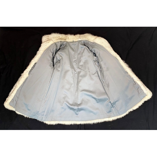 319 - A Vintage Mid-Length Chinchilla Fur Coat. In good condition but please see photos. Size Large.