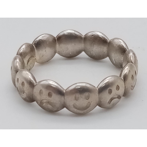 1371 - A STERLING SILVER HAPPY / SAD EMOJI FACE RING. 5.3G SIZE K