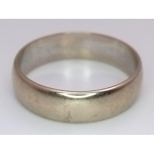 733 - A 18K white gold 4mm Wedding Band Ring , 3.6g, size M 1/2

ref: SH1309I