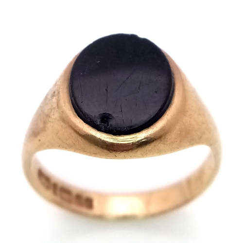 271 - A 9 K yellow gold cygnet ring with an oval black onyx. Fully hallmarked, size: R, weight: 4.3 g.