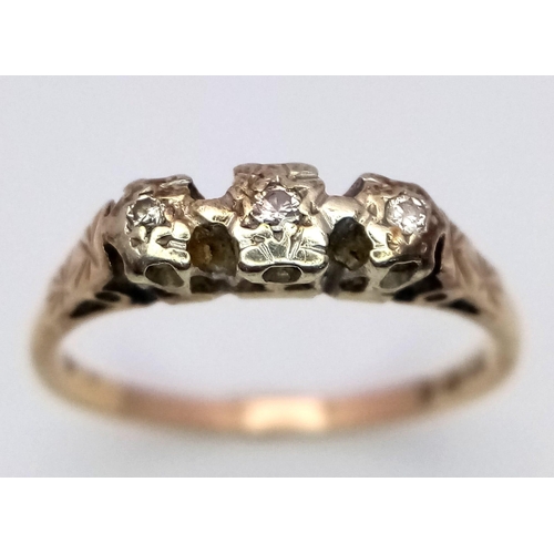 278 - A vintage, 9 K yellow gold ring with a trilogy of round cut diamonds. Size: O, weight: 1.8 g.