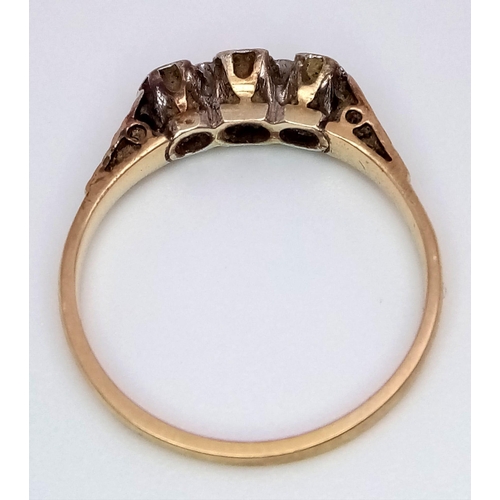 278 - A vintage, 9 K yellow gold ring with a trilogy of round cut diamonds. Size: O, weight: 1.8 g.