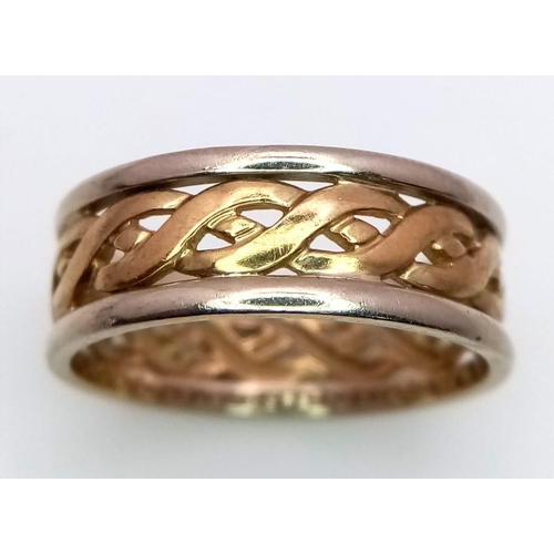 749 - A 9K 2 COLOUR CELTIC DESIGN BAND RING. 3.5G. SIZE P