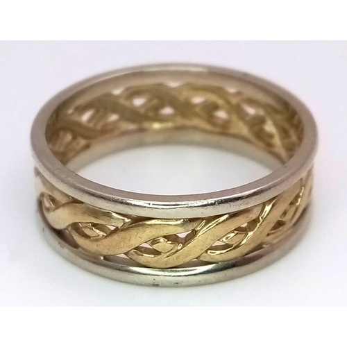 749 - A 9K 2 COLOUR CELTIC DESIGN BAND RING. 3.5G. SIZE P